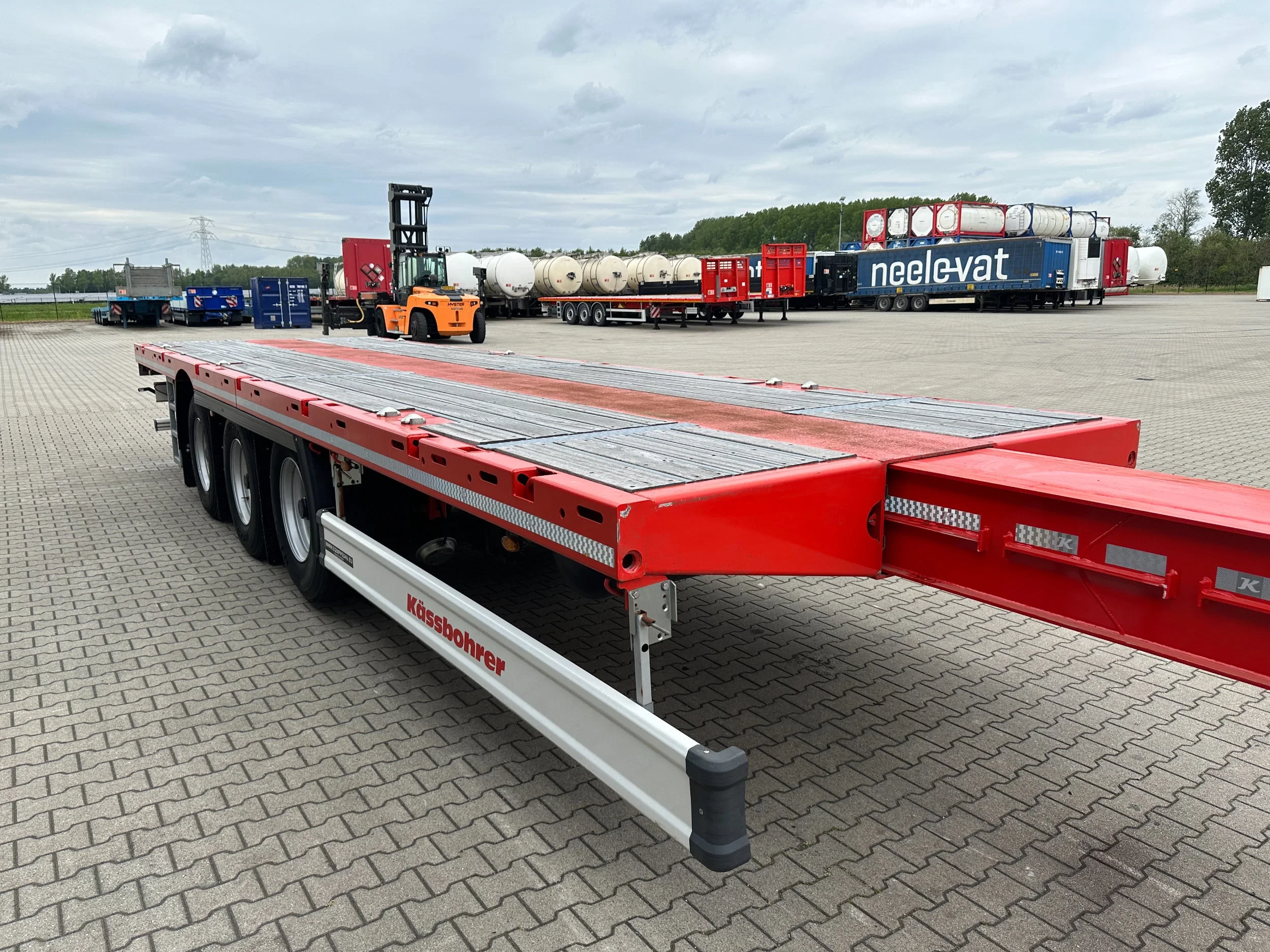KAESSBOHRER 2026 - new and unused Heavy-Duty flatbed / 690cm extendable / steering axle / lift axle / twistlocks / timberstakes / NL-trailer / APK: 04-2027 zdjęcie 28