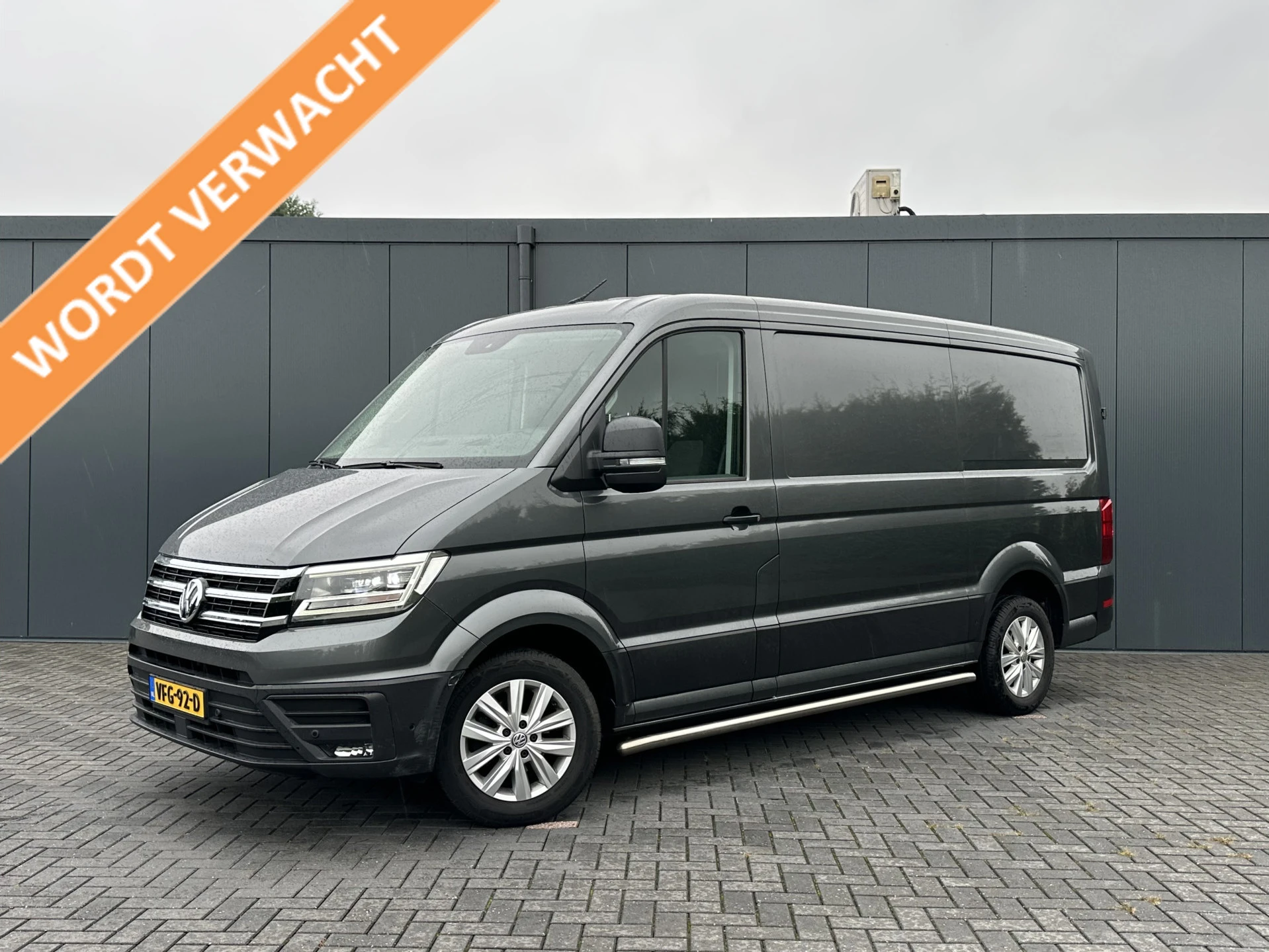 Volkswagen Crafter 2020 - 2.0 TDI 141 PK AUTOMAAT / L3H2 / HIGHLINE / 3 TONS TREKHAAK / CAMERA / LED / COMFORT STOEL / ADAPTIVE CRUISE / AIRCO afbeelding 1