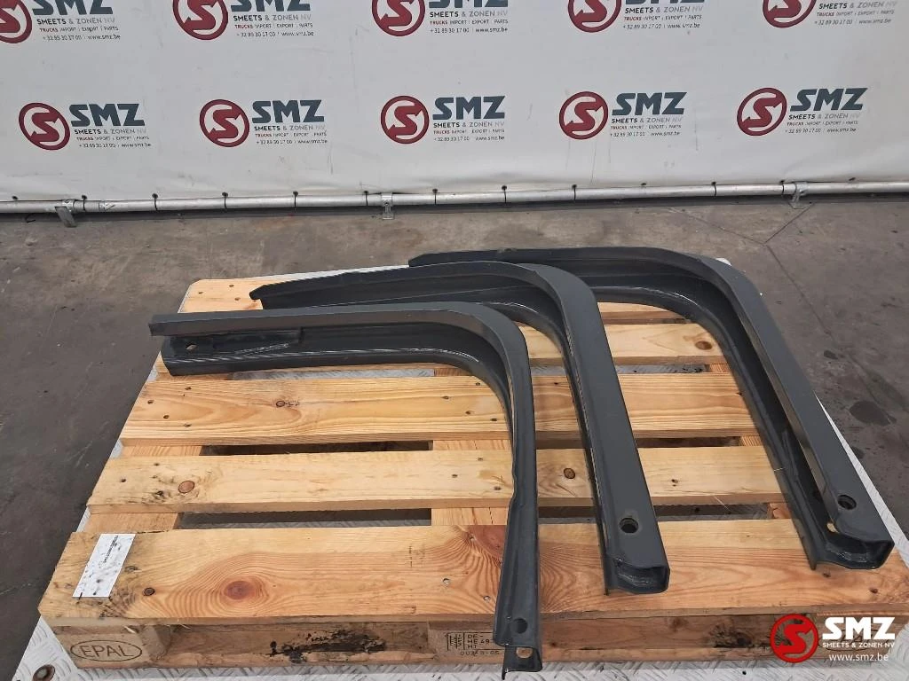 Scania 2018 - Occ set van 3 brandstoftanksteunen Scania afbeelding 1