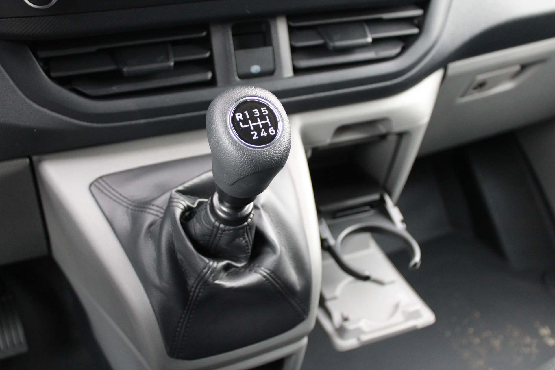 Ford Transit Custom 2024 - 320 2.0 TDCI L2H1 Trend 136pk - Carplay - Android - LED koplampen - Stoelverwarming - 70l tank - Rijklaar obrázek 28