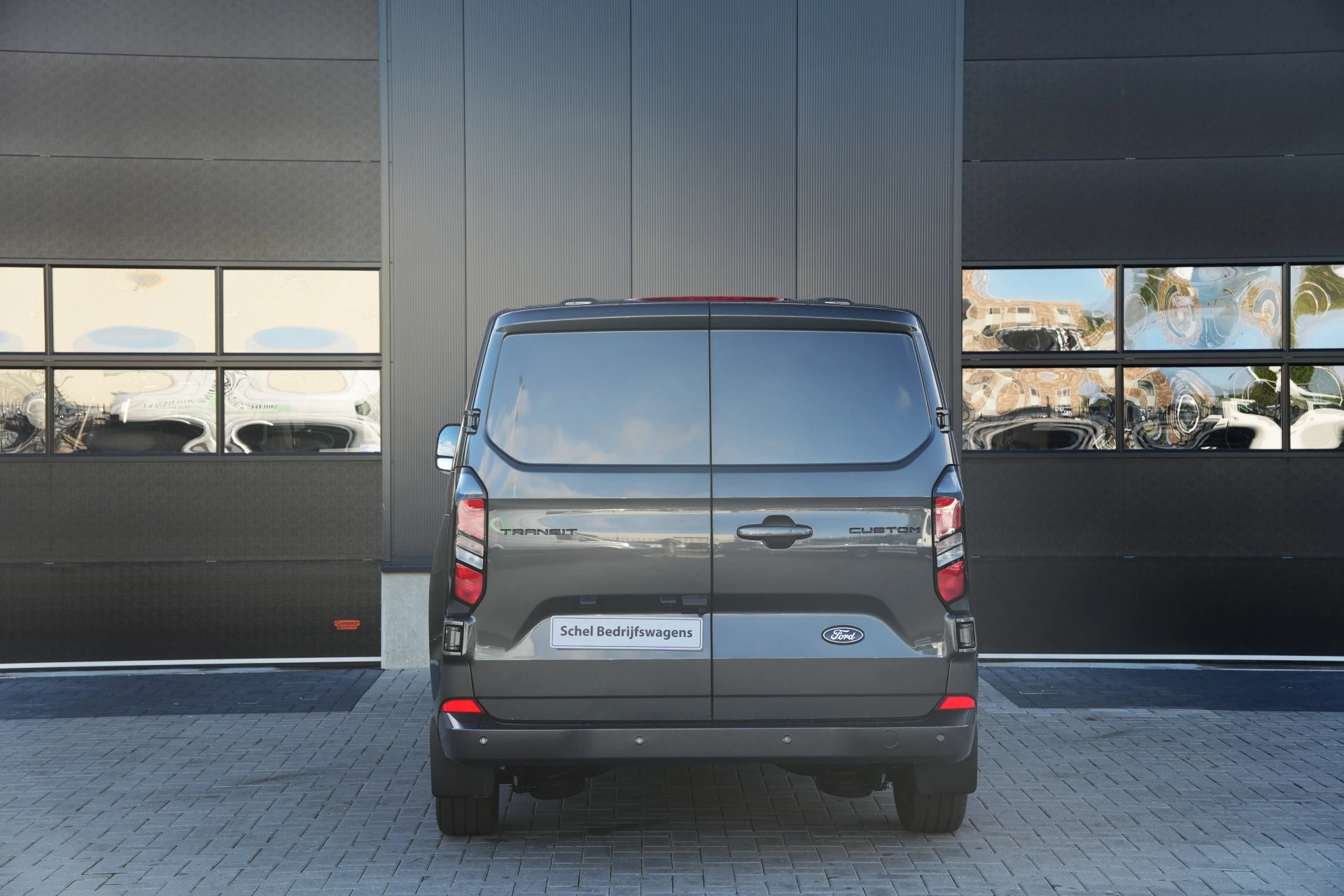 Ford Transit Custom 2025 - 320 2.0 TDCI L2H1 Limited 170pk - 1+1 Stoelopstelling - 2x Schuifdeur - Adaptive Cruise - Verwarmd stuur - Blind spot - Navigatie - Camera - Draadloos laden - Rijklaar imagen 9
