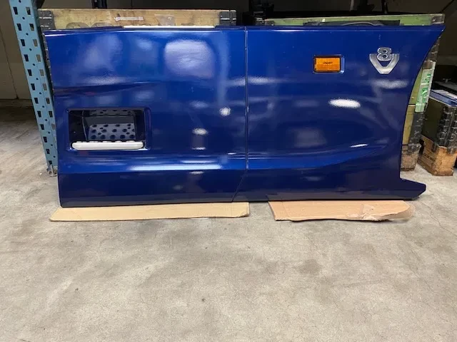 Scania 2025 - Sideskirt set compleet met montage steunen V8 Logo en verlichting t.b.v. 6x2/4 trekker 4.10m wielbasis afbeelding 9