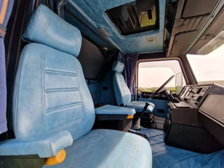 Scania R142-V8 1987 - 420 V8 - Old timer - Clean chassis/cab/interior - Dutch registration image 29