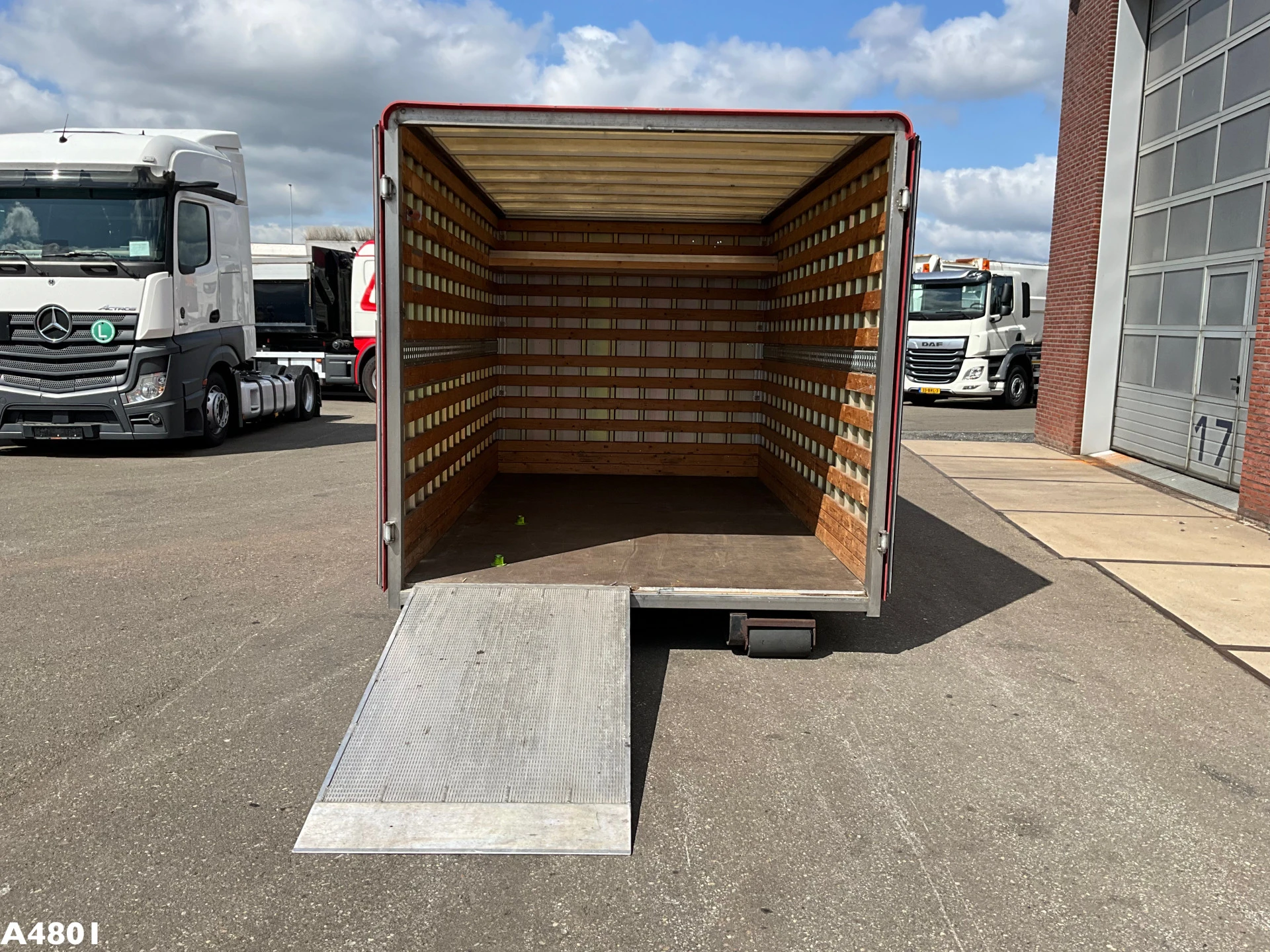 Gesloten 18m³ container met oprijrampen ex-brandweer! afbeelding 5