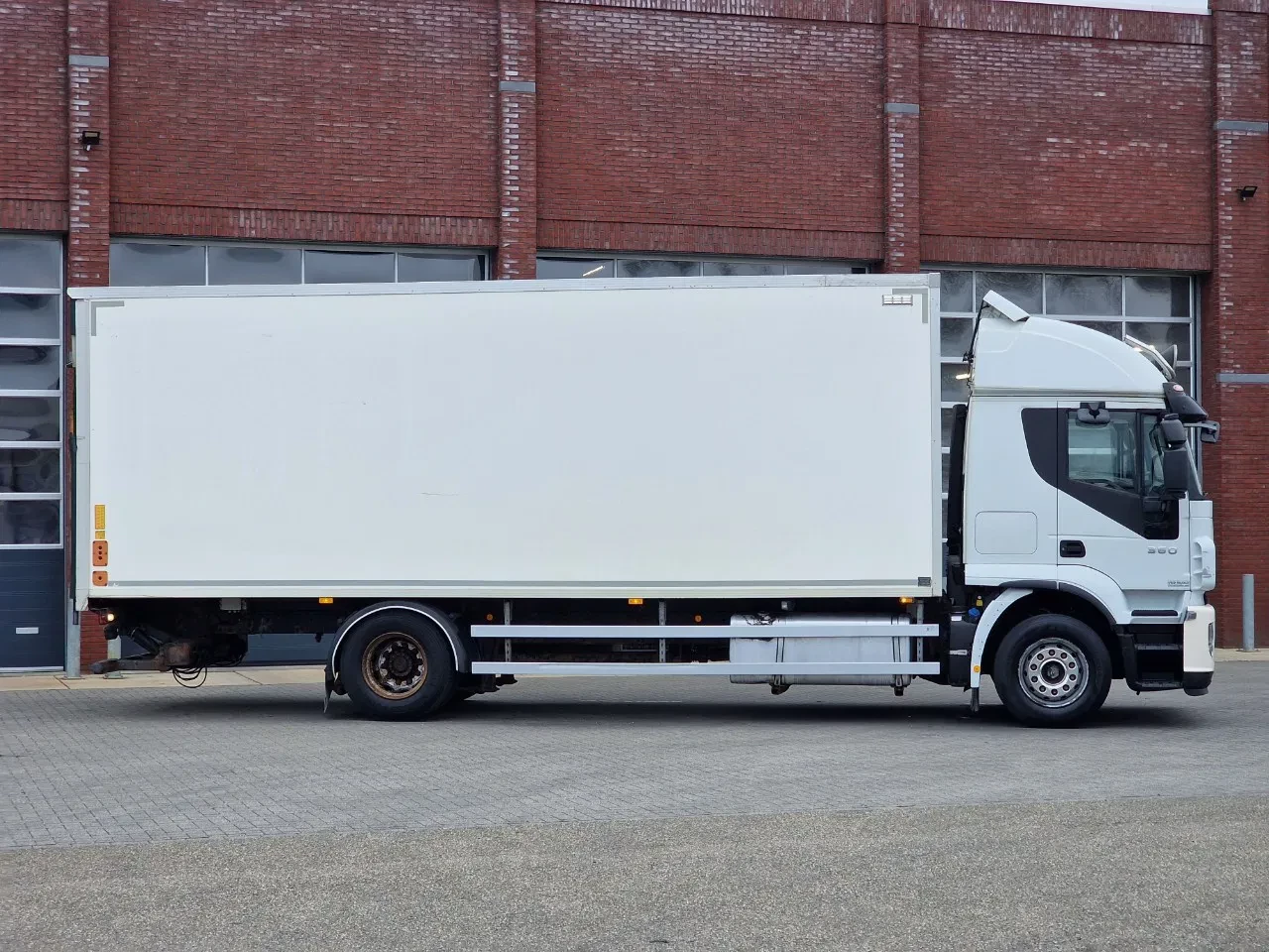 Iveco Stralis 2012 - 360 - 4x2 - Box with sidedoors - Loadlift - Euro 5 - Full air image 9