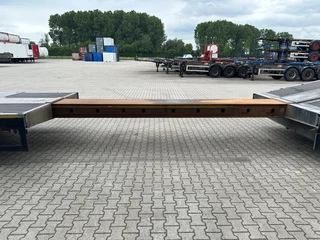 Broshuis N/A 2017 - 3ABSD Lowloader 3-axle / GVW: 59.000kg / Neck: 23.000kg / hydraulic steering + ramps + loading table / 4.60m extendable / winch / liftaxle image 37