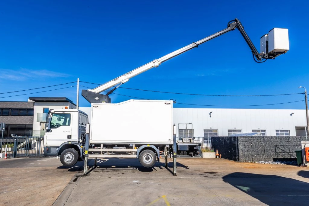 MAN TGL 2013 - 12.220 BL - VERSALIFT VDT 190F imagen 2