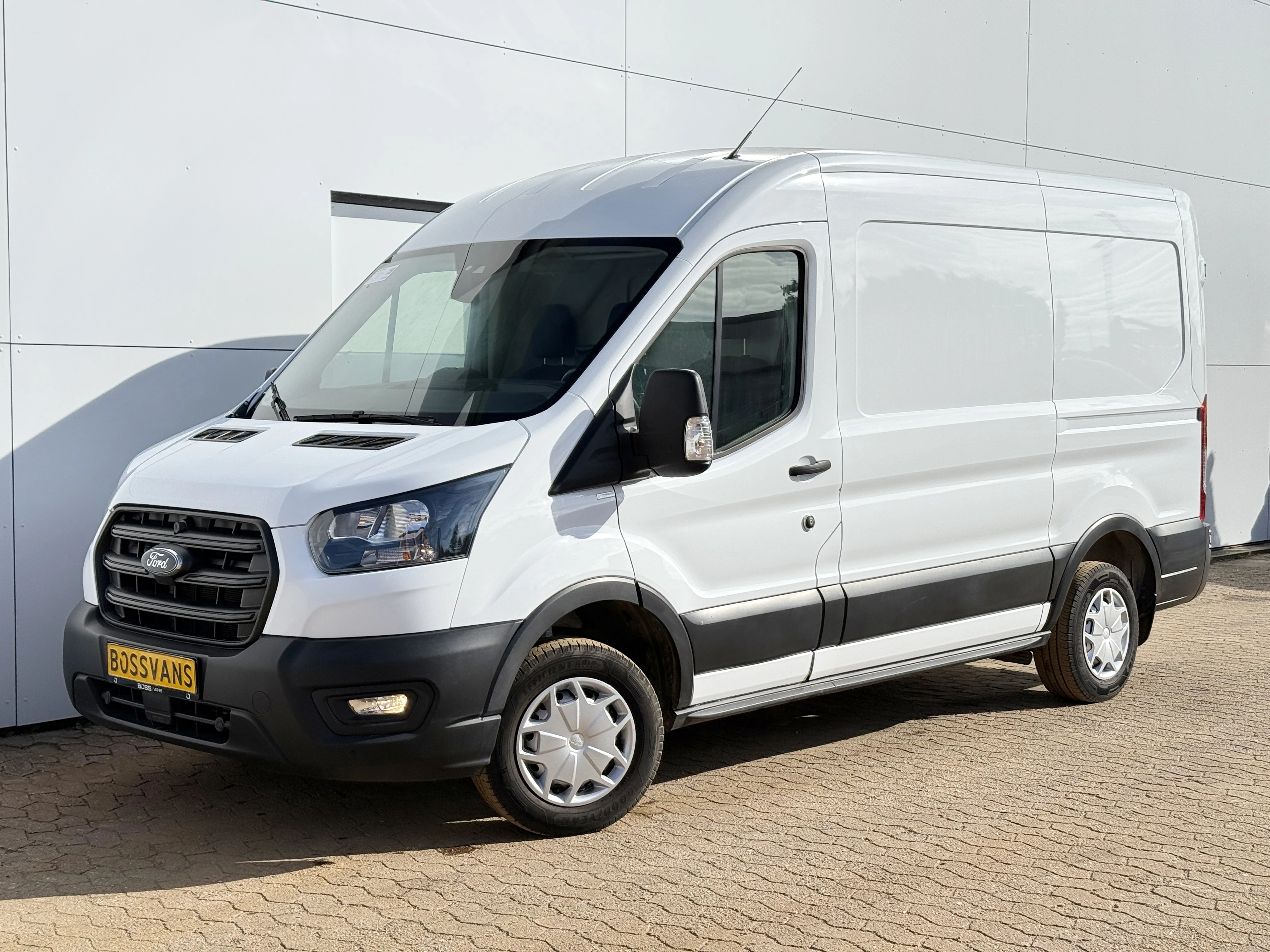 Ford Transit 2024 - 2.0 TDCI 130PK L2H2 Airco Cruise Control Bluetooth Parkeersensoren v+a Voorruitverwarming image 1