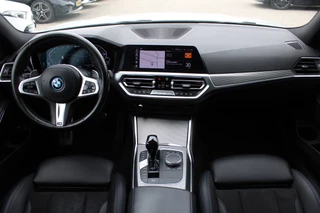 BMW 3 Series 2022 - Touring 330e High Executive M-SPORT SHADOW PANORAMADAK MEMORY 360-CAMERA KEY-LESS CARPLAY TREKHAAK obrázek 2 náhled