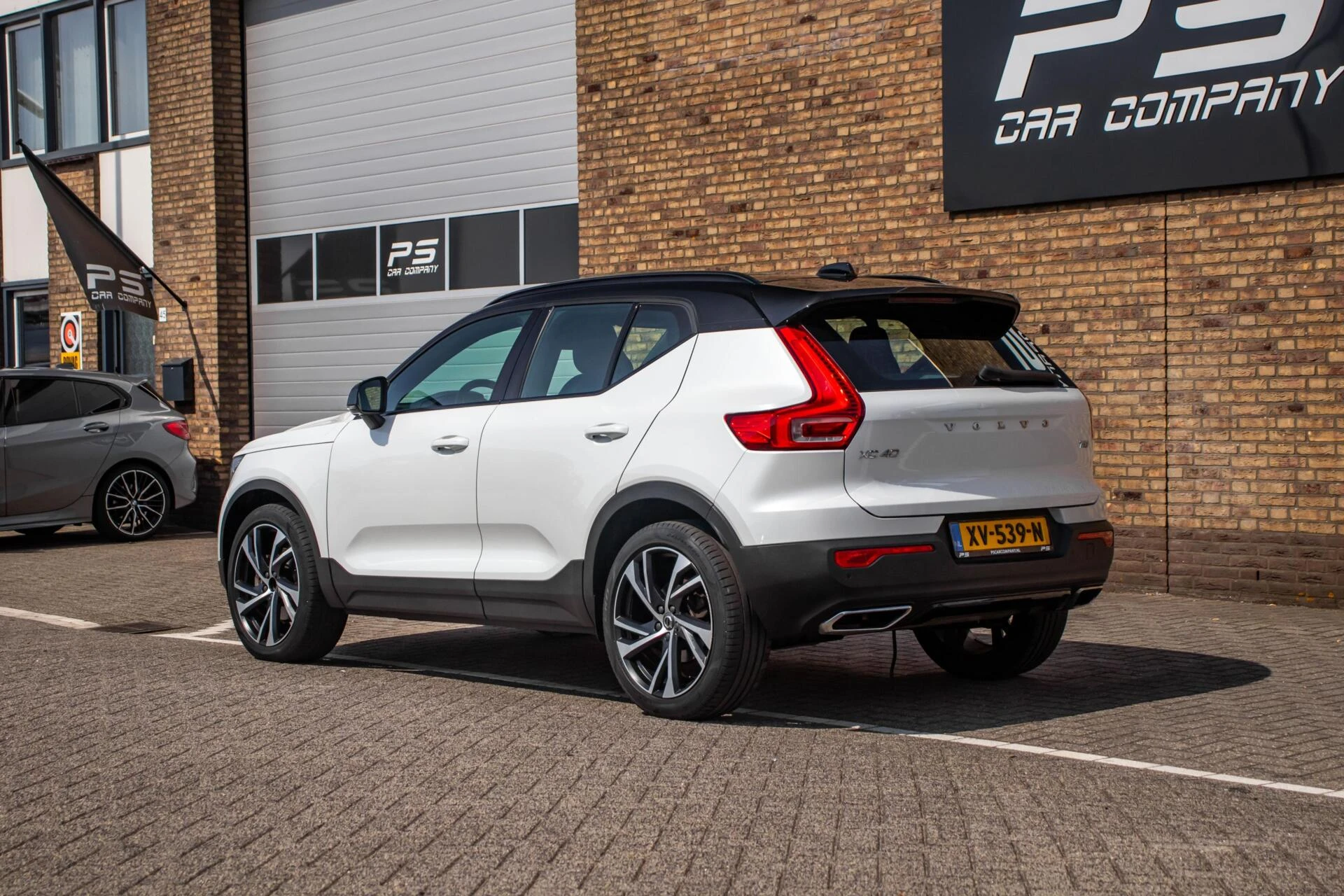 Volvo XC40 2019 - 2.0 T4 R-Design, Orig. NL, Pano, Leder, Keyless afbeelding 4