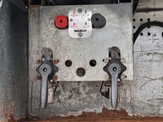 Volvo FH 2013 - 13.460 Globetrotter XL 6x2 - Box with side doors - Loadlift + Kelberg trailer 2012 with loadlift afbeelding 26