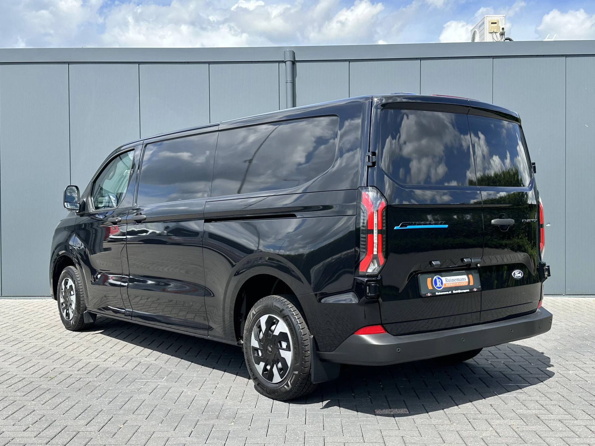 Ford E-Transit Custom 2026 - 71 kWh FULL ELECTRIC / L2H1 / ** NIEUW ** / 2.057 KM / 2x ELEKTRISCHE SCHUIFDEUREN / CAMERA / ECC / CRUISE / CARPLAY zdjęcie 6