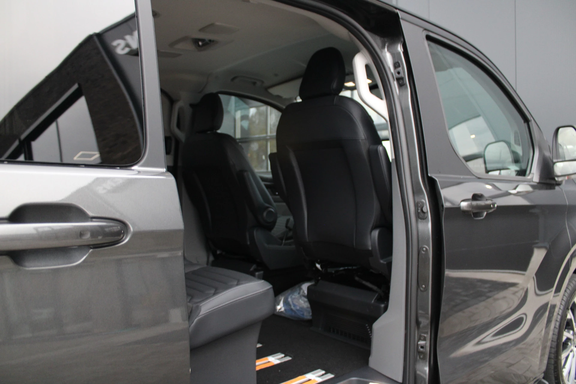 Ford Tourneo Custom 2025 - 340 2.5 PHEV L2H1 Titanium X 232pk | 2x Schuifdeur | ACC | 360 camera | Leder | Navi | Verwarmd stuurwiel | 19" LM velgen | Rijklaar image 44