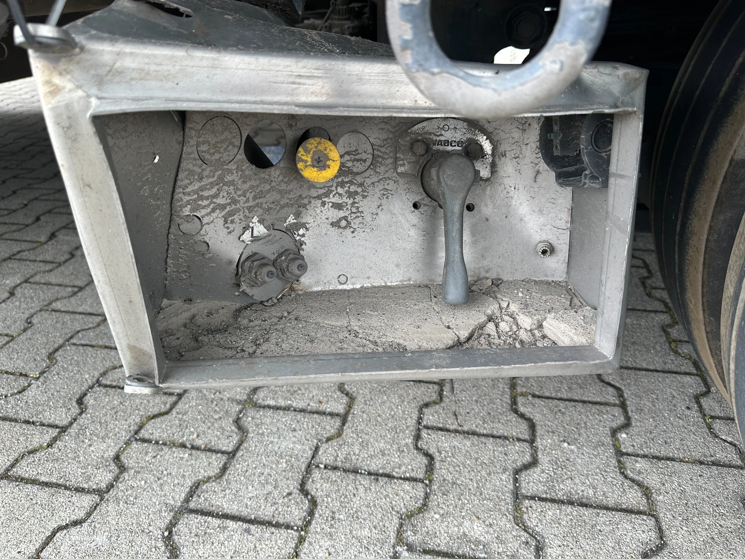 Broshuis 2019 - 3ABSD Lowloader 3-axle / GVW: 59.000kg / Neck: 23.000kg / hydraulic steering + ramps + loading table / 4.60m extendable / winch / liftaxle afbeelding 32