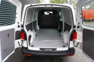 Volkswagen Transporter 2022 - 110pk L2H1 Navigatie Achterdeuren Apple carplay LED Camera Parkeersensoren ACC Cruise control image 2 thumbnail