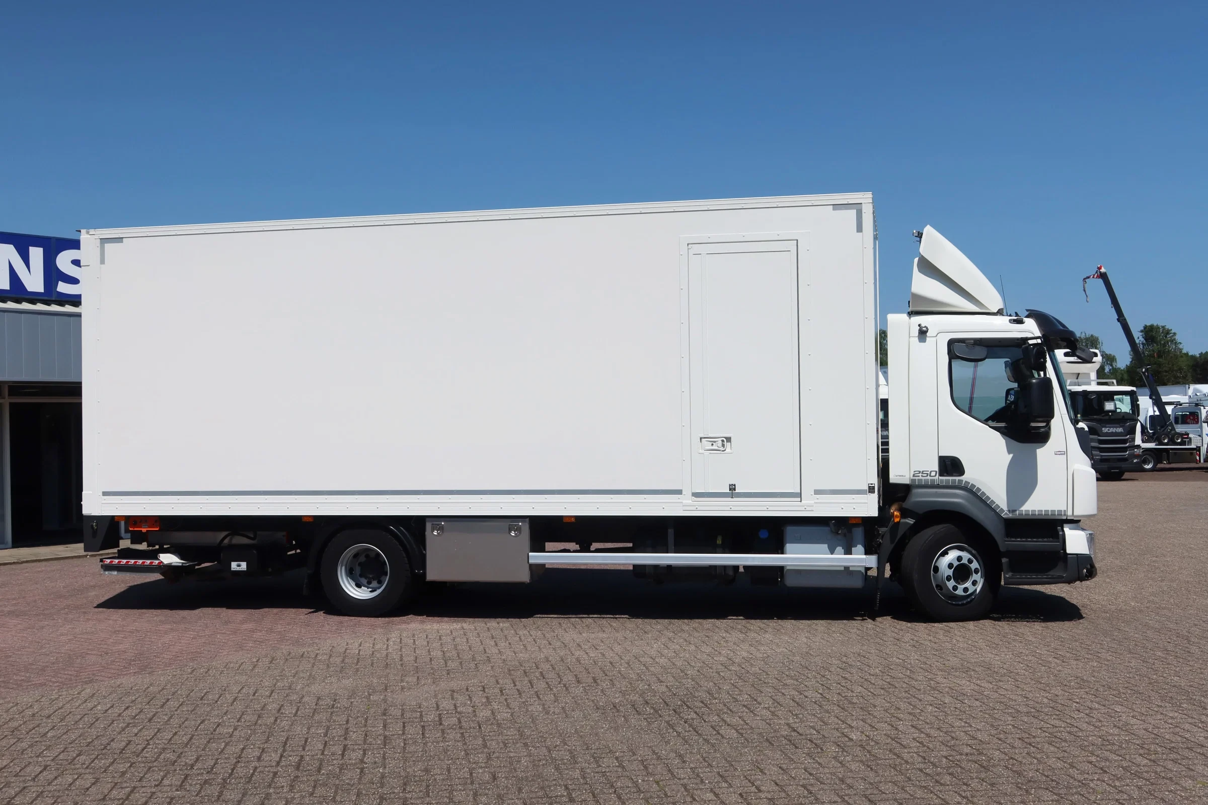 Volvo FL 250 2022 - Meubelbak + Dhollandia 1500 Full air suspension afbeelding 7