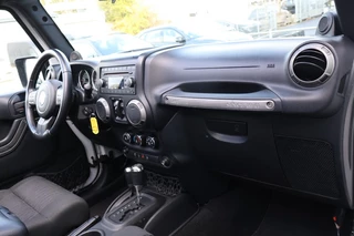 Jeep Wrangler 2010 - 3.8i V6 Aut. Sahara 4 drs JK 4x4 / LED / SOFTTOP zdjecie 14