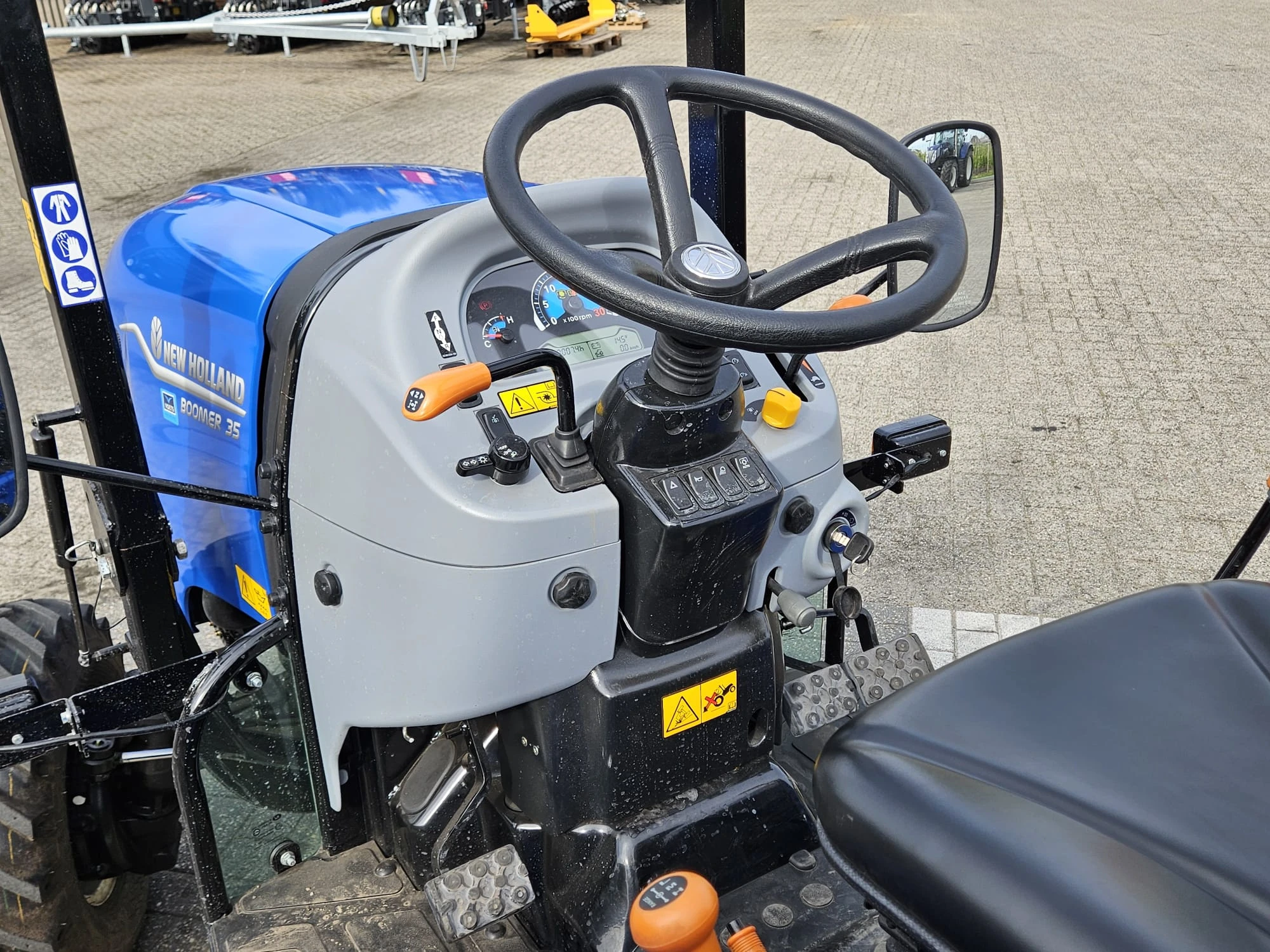 New Holland 2022 - Boomer 35 image 23