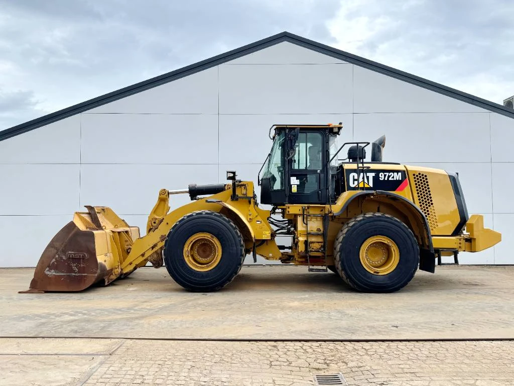 Cat 2015 - 972M - Weight System / Backup Camera image 1