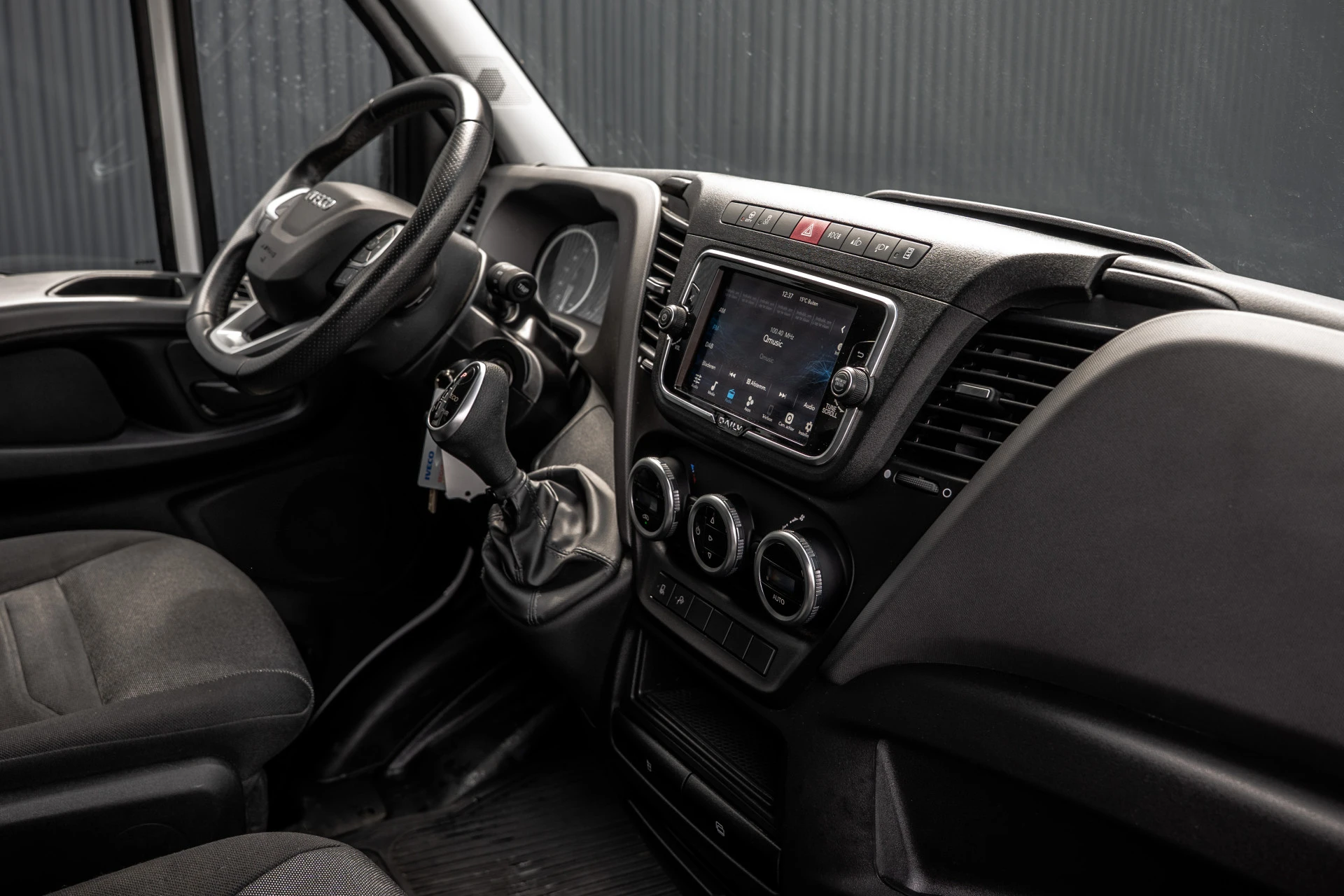 Iveco Daily 2022 - 35S18 175 PK 3.0 Liter! | Automaat | 3.500 KG trekgewicht | Camera | Cruise | Airco | Trekhaak | 3-Zits afbeelding 2