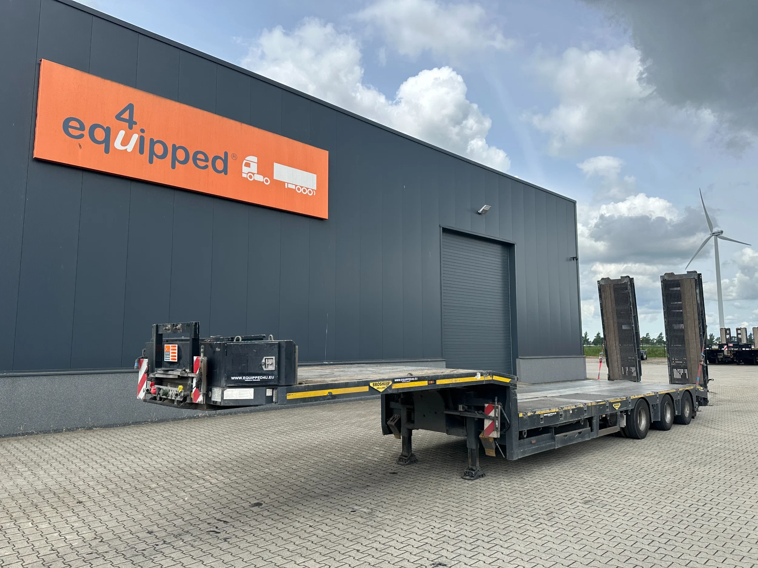 Broshuis 2019 - 3ABSD Lowloader 3-axle / GVW: 59.000kg / Neck: 23.000kg / hydraulic steering + ramps + loading table / 4.60m extendable / winch / liftaxle afbeelding 1