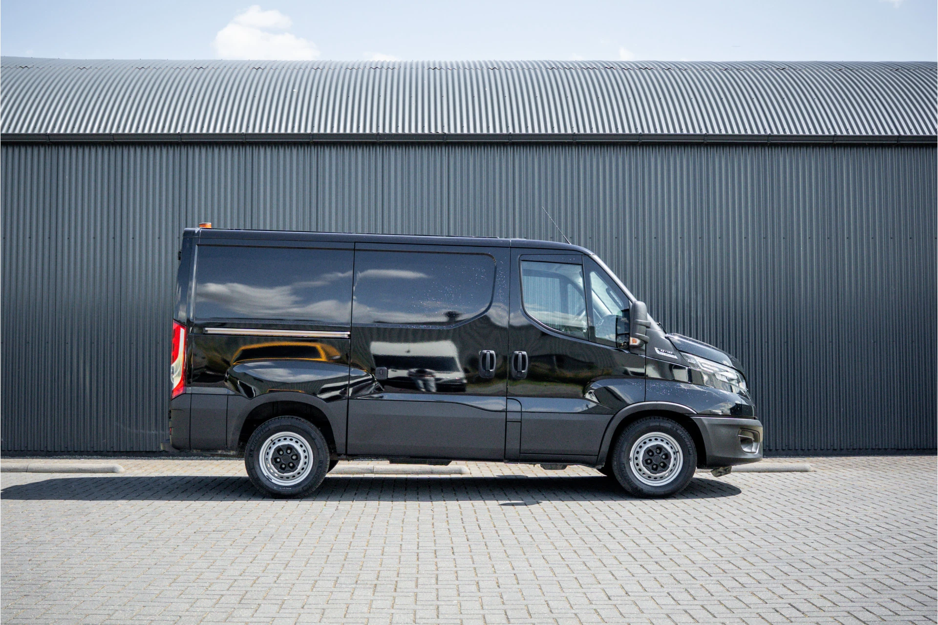 Iveco Daily - 35S16 L1H1 | Automaat | Trekhaak 3.5T | Volledig ingericht | LED | Camera | Cruise | Airco afbeelding 6