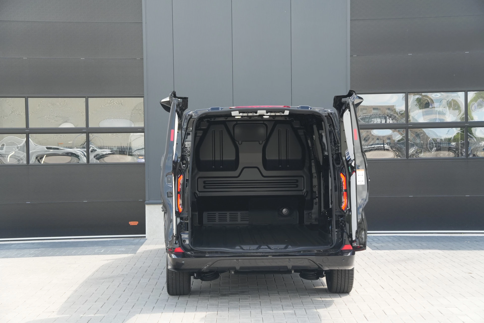 Ford E-Transit Custom 2026 - 340 L2H1 Sport 71 kWh 218pk - ACC - B&O - Navi - Stoel/Stuurverwarming - 360 Camera - Blindspot - Rijklaar afbeelding 7