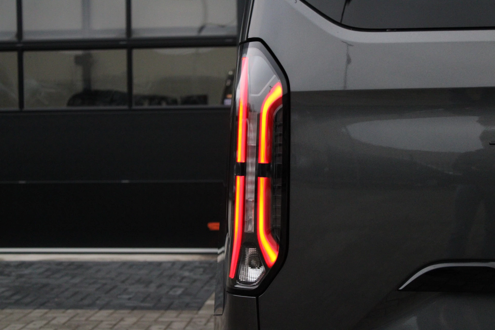 Ford Tourneo Custom 2025 - 340 2.5 PHEV L2H1 Titanium X 232pk | 2x Schuifdeur | ACC | 360 camera | Leder | Navi | Verwarmd stuurwiel | 19" LM velgen | Rijklaar image 13