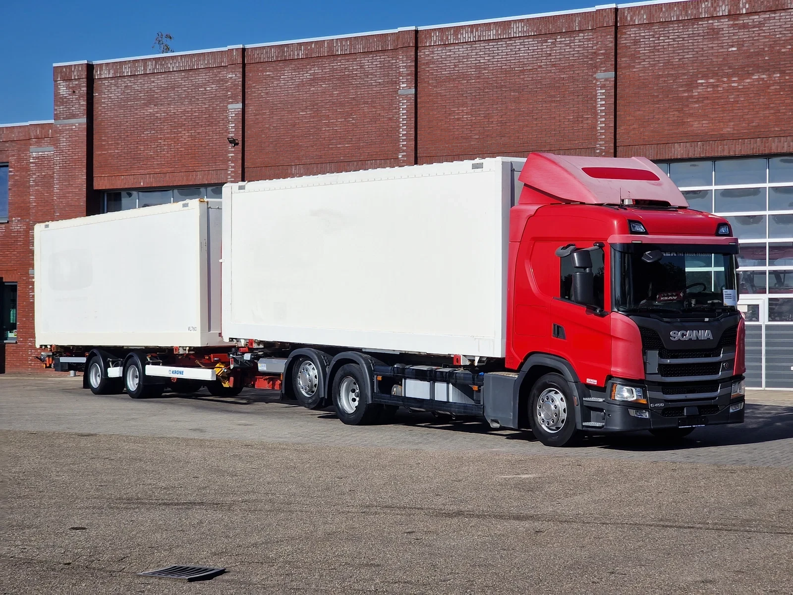 Scania G 2018 - 6x2*4 BDF - Retarder - Loadlift - Full air - Steering axle + Trailer & Boxes afbeelding 1
