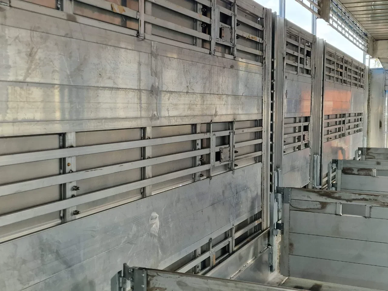 Pezzaioli 2026 - New 3 stock livestock trailer 95.4M2 - Water & Ventilation - Lifting floors - Lifting roof - Lift axle изображение 30