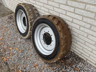 JLG N/A - E450AJ, OTR IN240/ 55D17.5 UNUSED solid tires + rims (set of 2) image 4