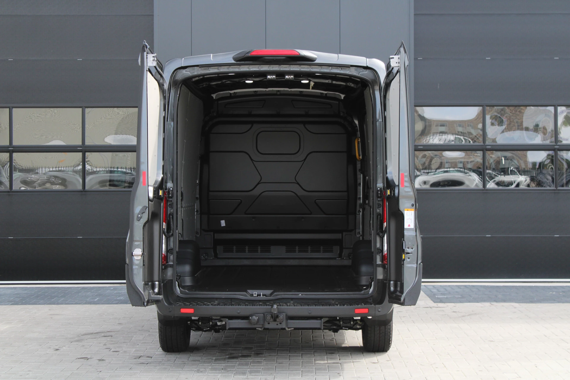 Ford Transit 2024 - 350 2.0 TDCI L2H2 Trend 130pk - Facelift - Adaptive Cruise - Navigatie - Blind Spot - 360 Camera - Stoel - Stuurverwarming - Rijklaar obrázek 4