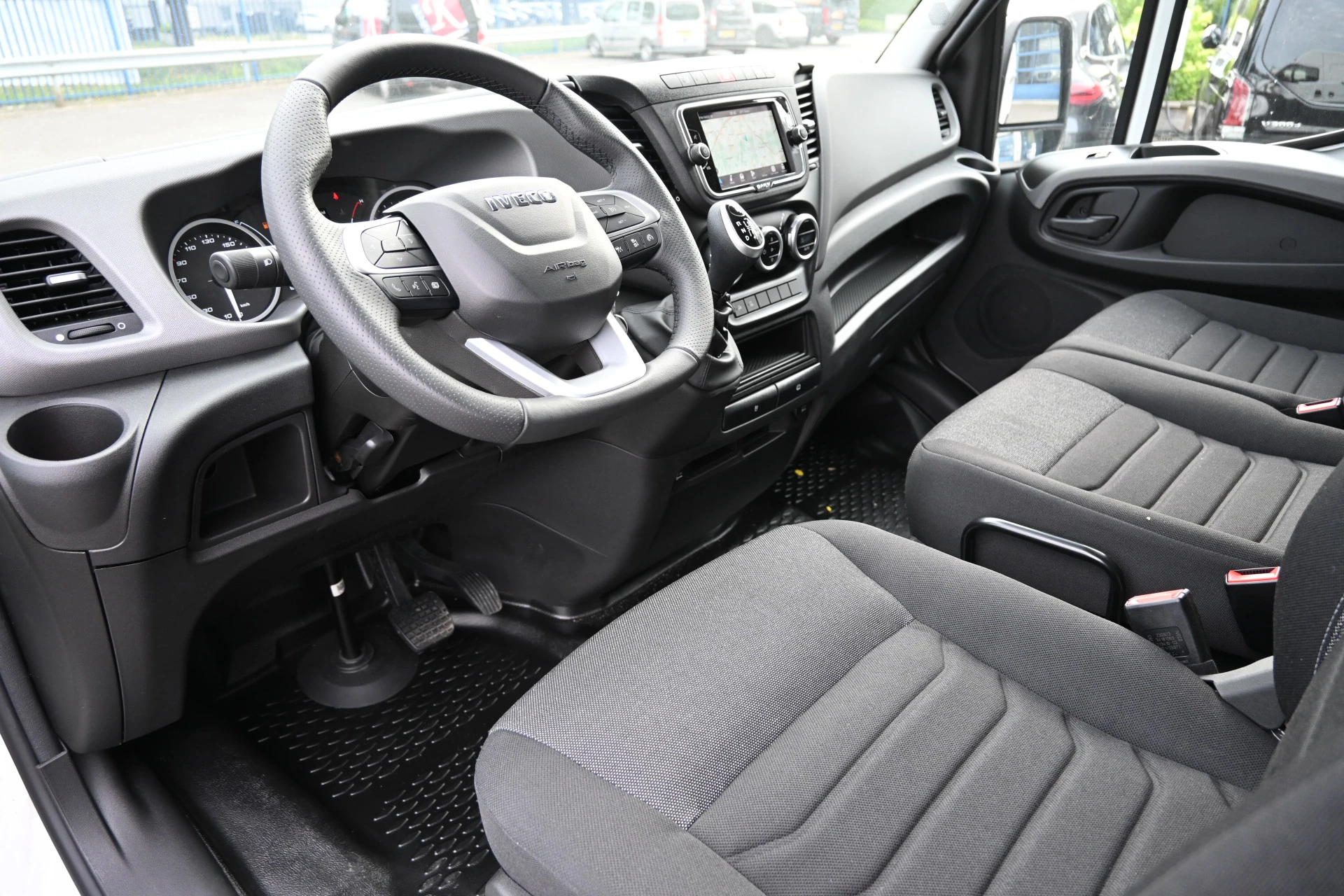 Iveco Daily 2023 - 35S18 3.0 180 pk L4H2 Maxi Hi-Matic obrázek 4