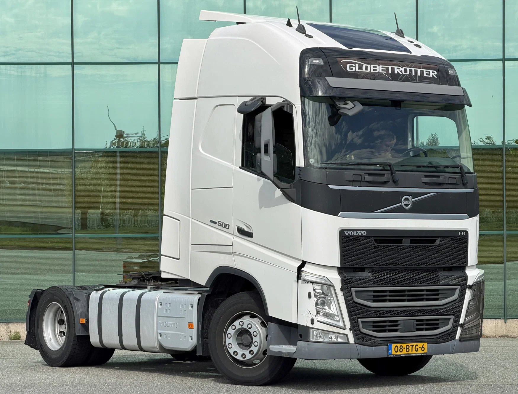Volvo FH 2018 - 13.500 EURO 6 ONLY 712.000 KM 2X TANKS DAMAGED ON LEFT SIDE HOLLAND-TRUCK afbeelding 6
