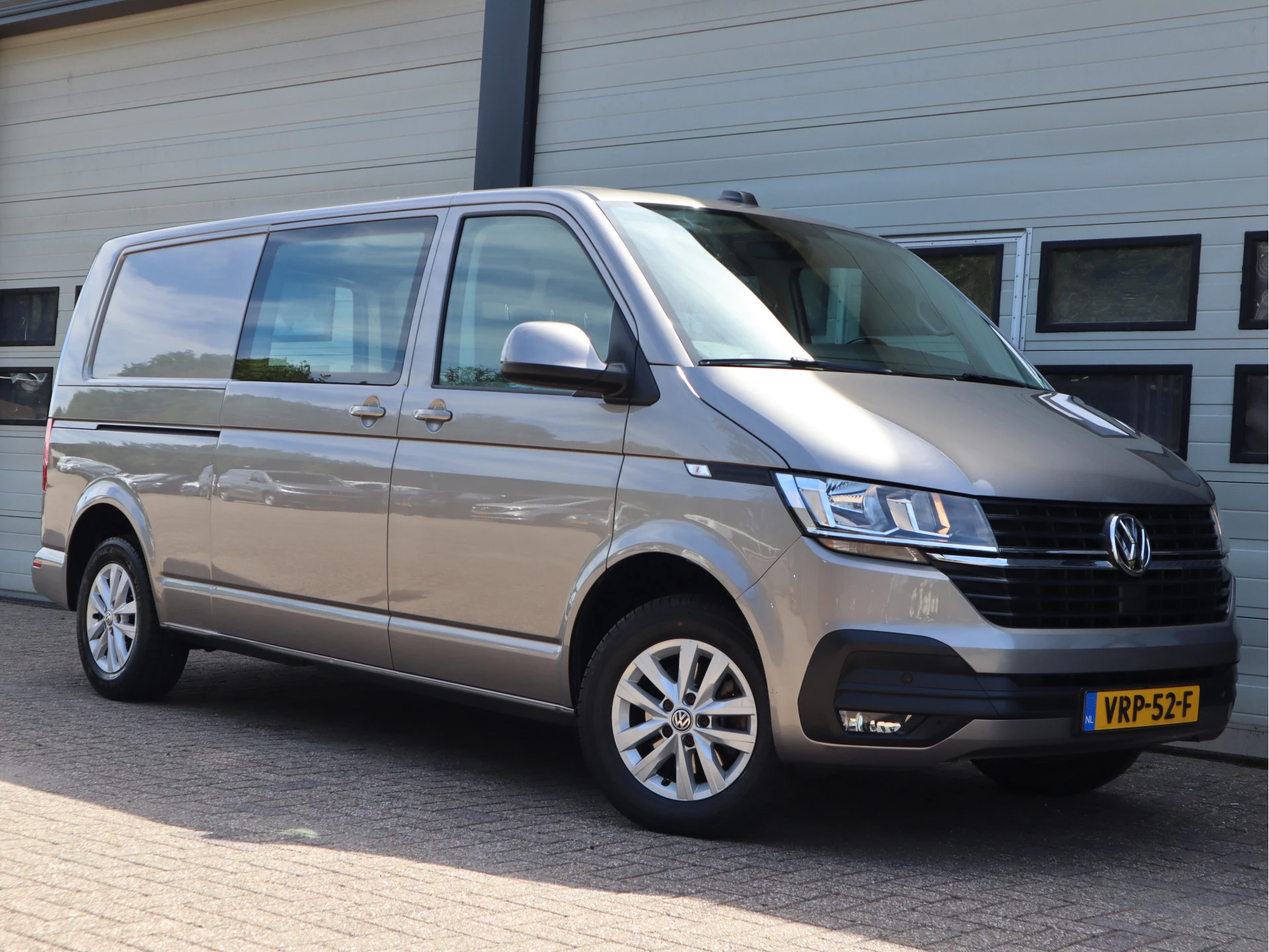Volkswagen Transporter 2022 - 2.0 TDI 150pk Euro 6 Automaat - L2 Lang - 2x Schuifdeur - Airco Bild 2