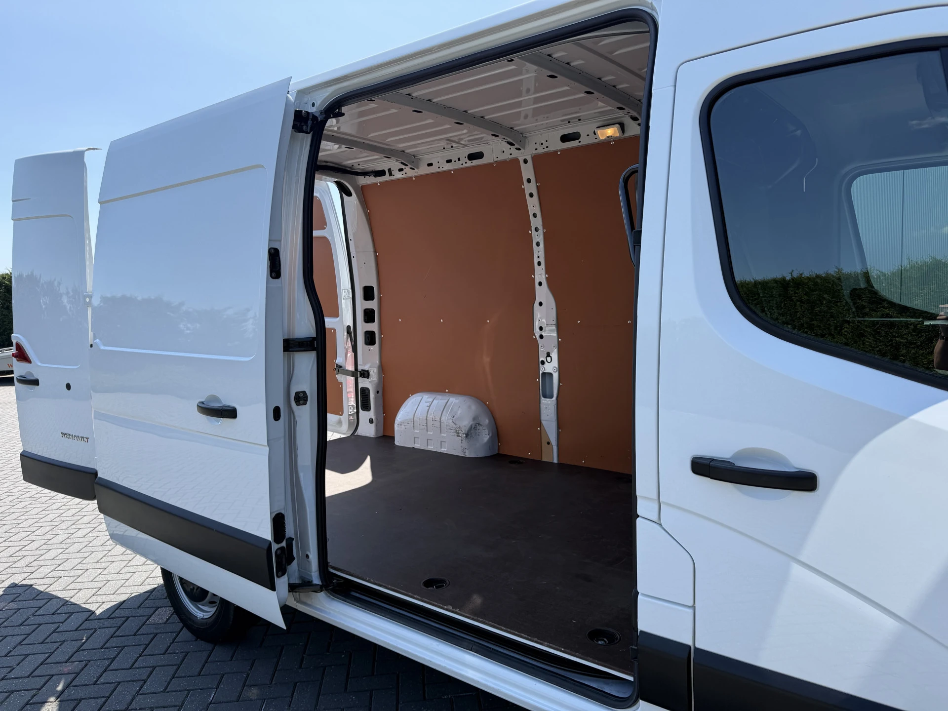 Renault Master 2023 - 2.3 dCi 136 PK / L2H2 / 1e EIG. / TREKHAAK / AIRCO / CRUISE / NAVI / CAMERA / 3-ZITS / LED afbeelding 8