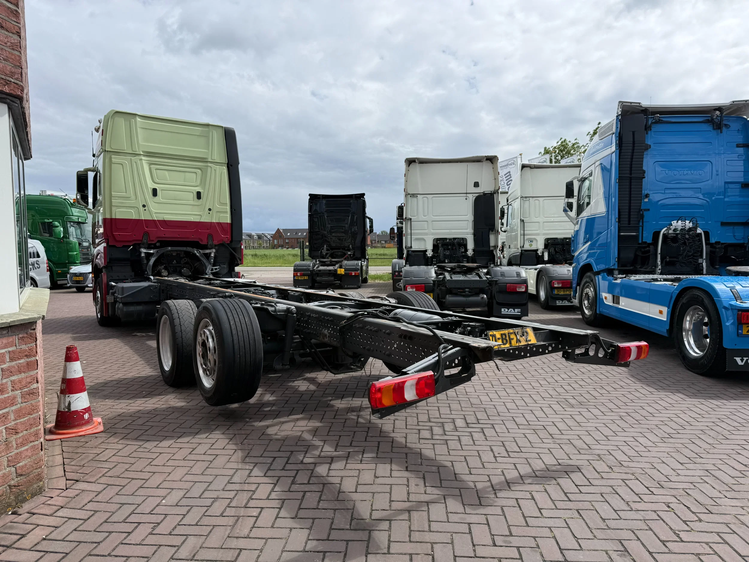 Mercedes-Benz Actros 2015 - Actros 2745LL 6X2 GIGASPACE CHASSIS EURO6 HOLLAND TRUCK TOPZUSTAND!!! image 3
