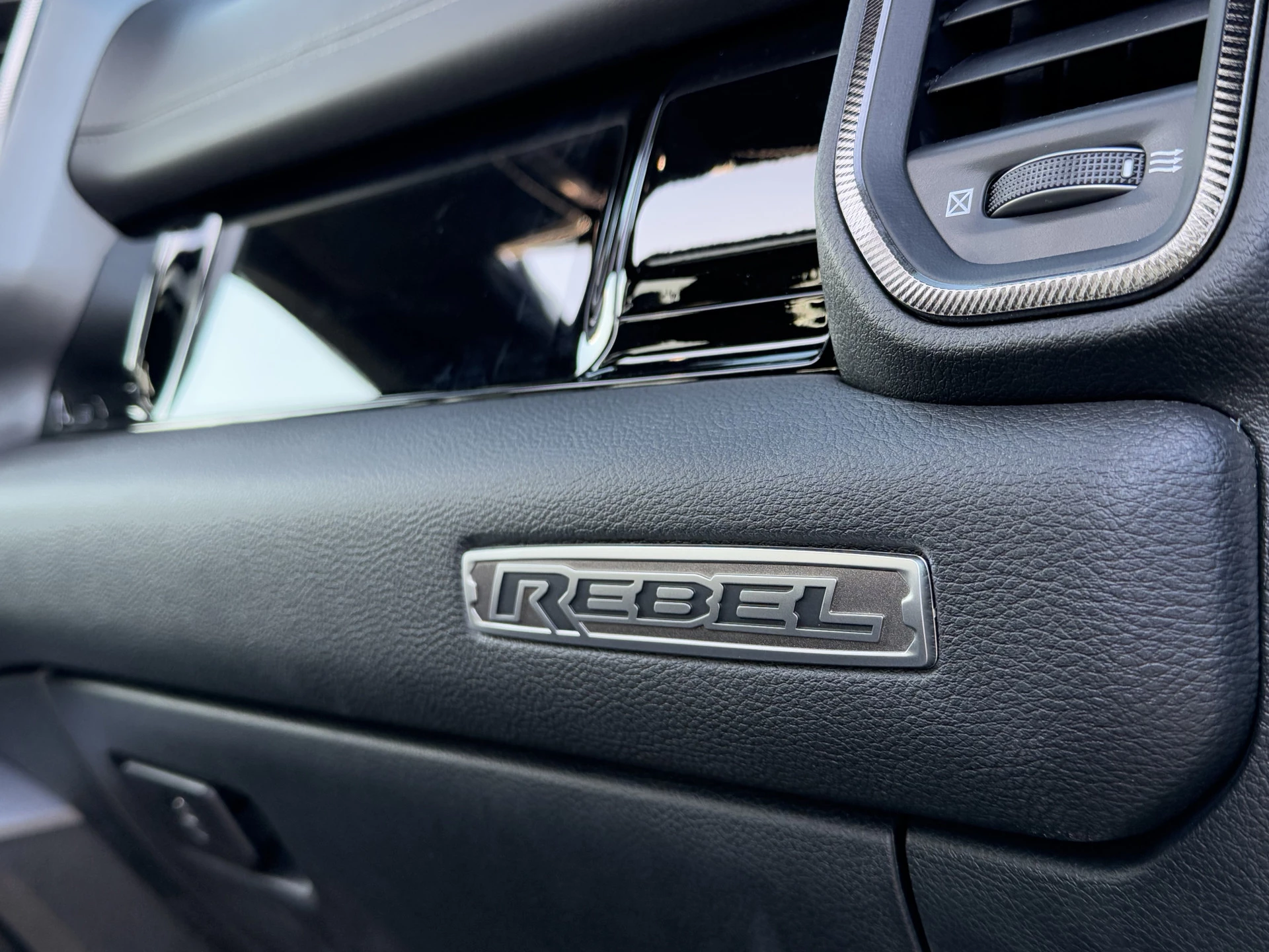 Dodge Ram 1500 2024 - 3.0 420 PK REBEL PREMIUM / LUCHTVERING / 2025 MODEL / INCL PRINS LPG! / PANO / 360 CAMERA / TREKHAAK / 3500 KG AHG / NIGHT EDITION imagen 30