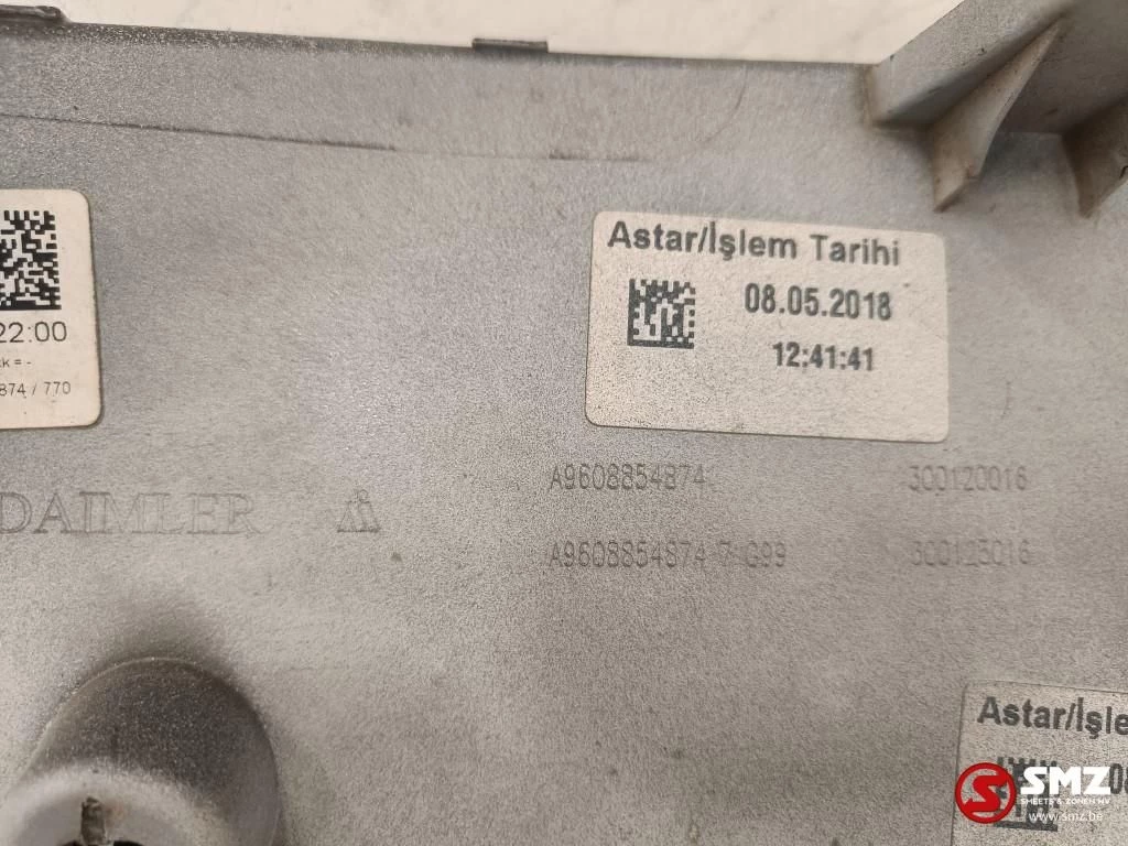 Mercedes-Benz 2018 - Occ Bumperafdekking rechts Mercedes Actros MP4 image 2