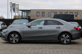 Mercedes-Benz A-Class 2020 - 250e AUT8 Premium LEDER CARPLAY WIDESCREEN SFEER CAMERA изображение 3