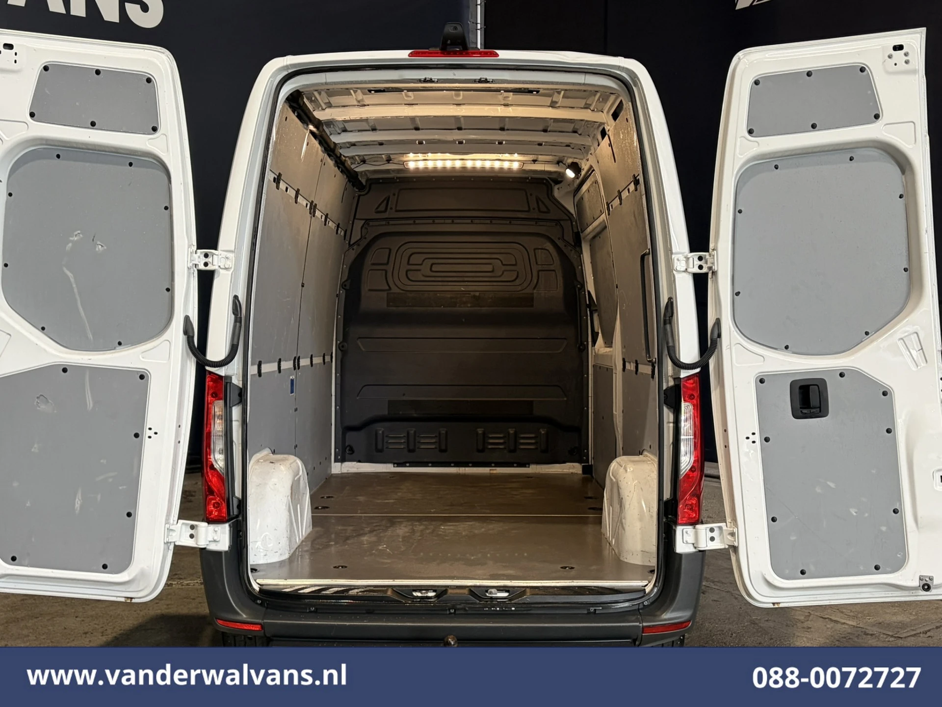 Mercedes-Benz Sprinter 2023 - 211 CDI 115pk L2H2 Euro6 Airco | Trekhaak | Bijrijdersbank afbeelding 2