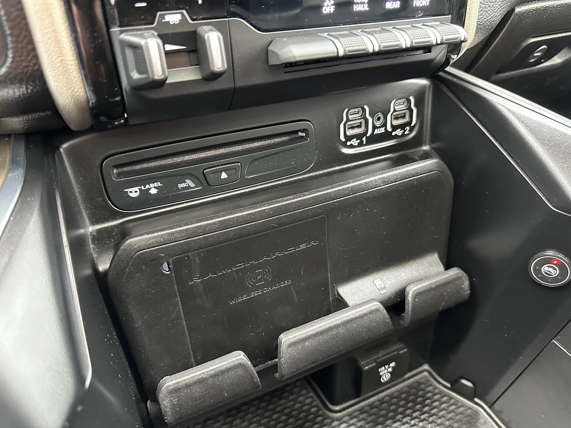 Dodge Ram 1500 2018 - 5.7 V8 LARAMIE / LPG / TREKHAAK 3.5T / ADAPTIVE CRUISE / LUCHTVERING / CAMERA / PANO / 12 INCH SCREEN / DELMONICO RED zdjęcie 17