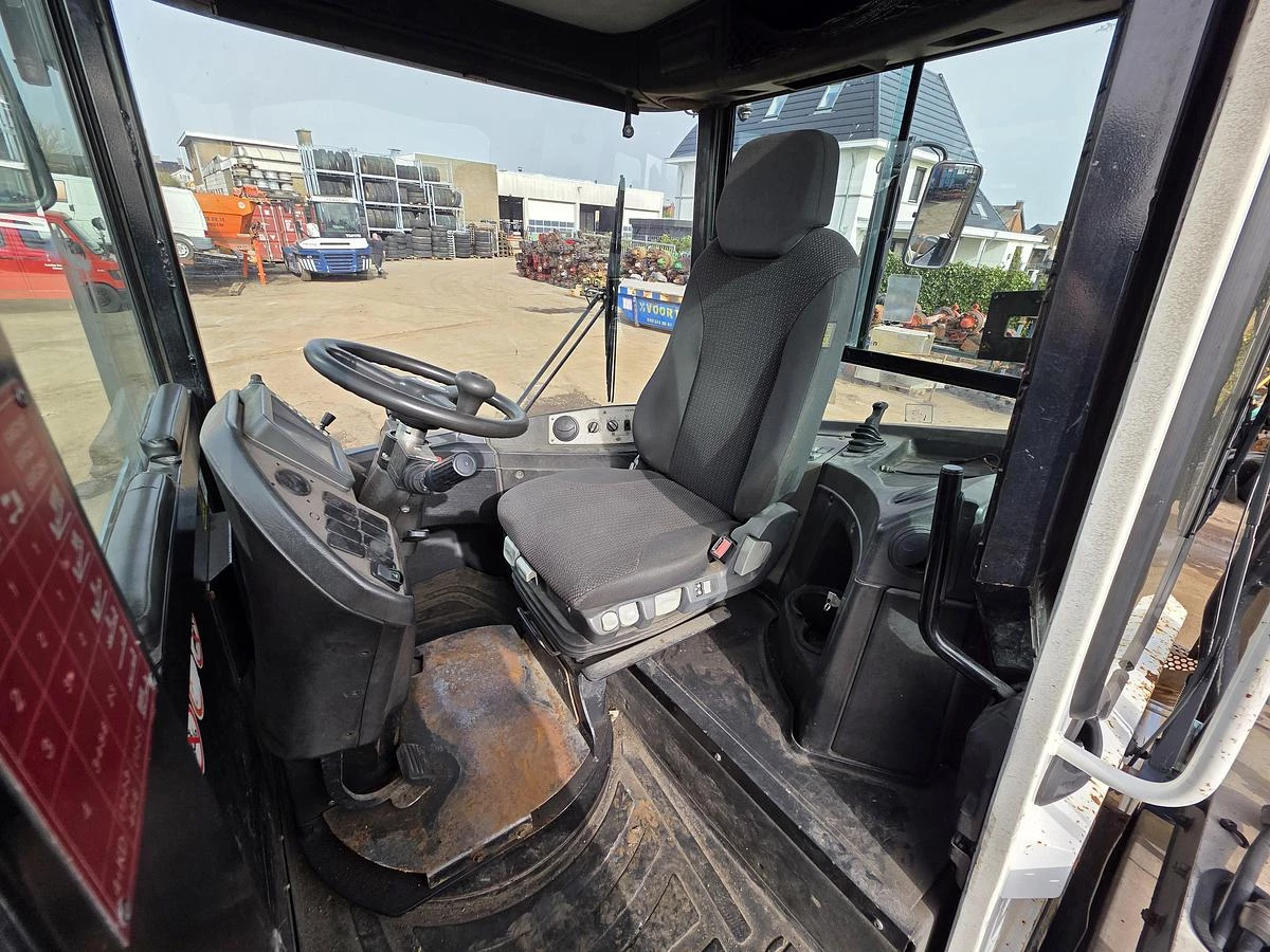 Terberg RT283 | TERMINAL TRACTOR 4X4| TURNING CHAIR. | AUTOMATIC GEAR | 27315 HOURS | hydraulic system| 2012 obrázek 11