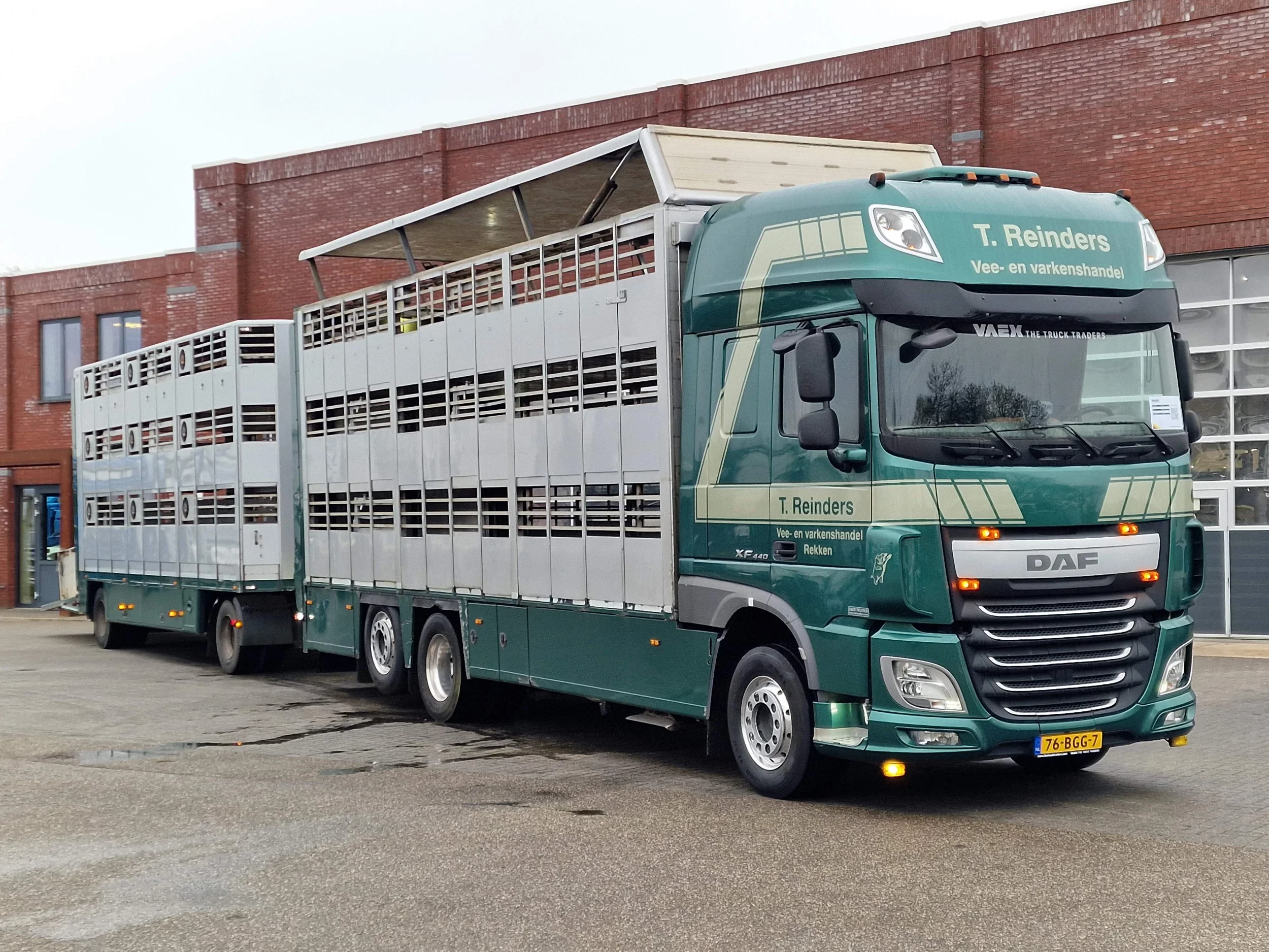 DAF XF 440 2015 - SuperSpaceCab 6x2*4 - Cuppers 1-2-3 deck Livestock + Cuppers 3 deck trailer 2009 imagen 1