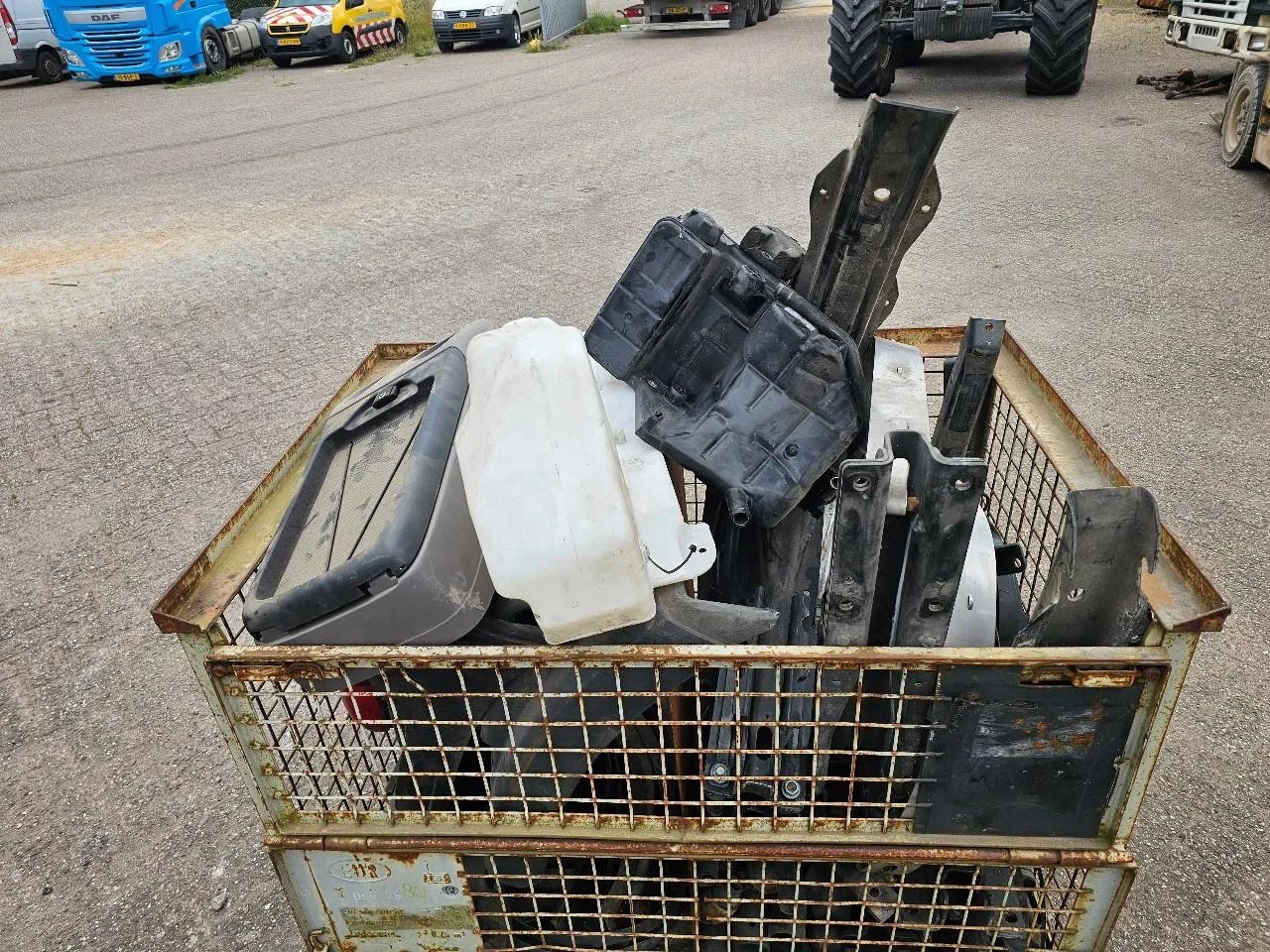 MAN Box with truck parts obrázek 9