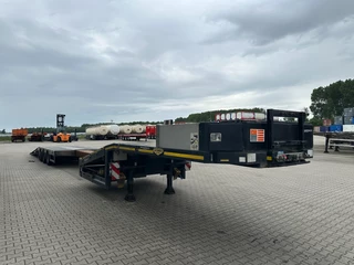Broshuis N/A 2017 - 3ABSD Lowloader 3-axle / GVW: 59.000kg / Neck: 23.000kg / hydraulic steering + ramps + loading table / 4.60m extendable / winch / liftaxle image 14