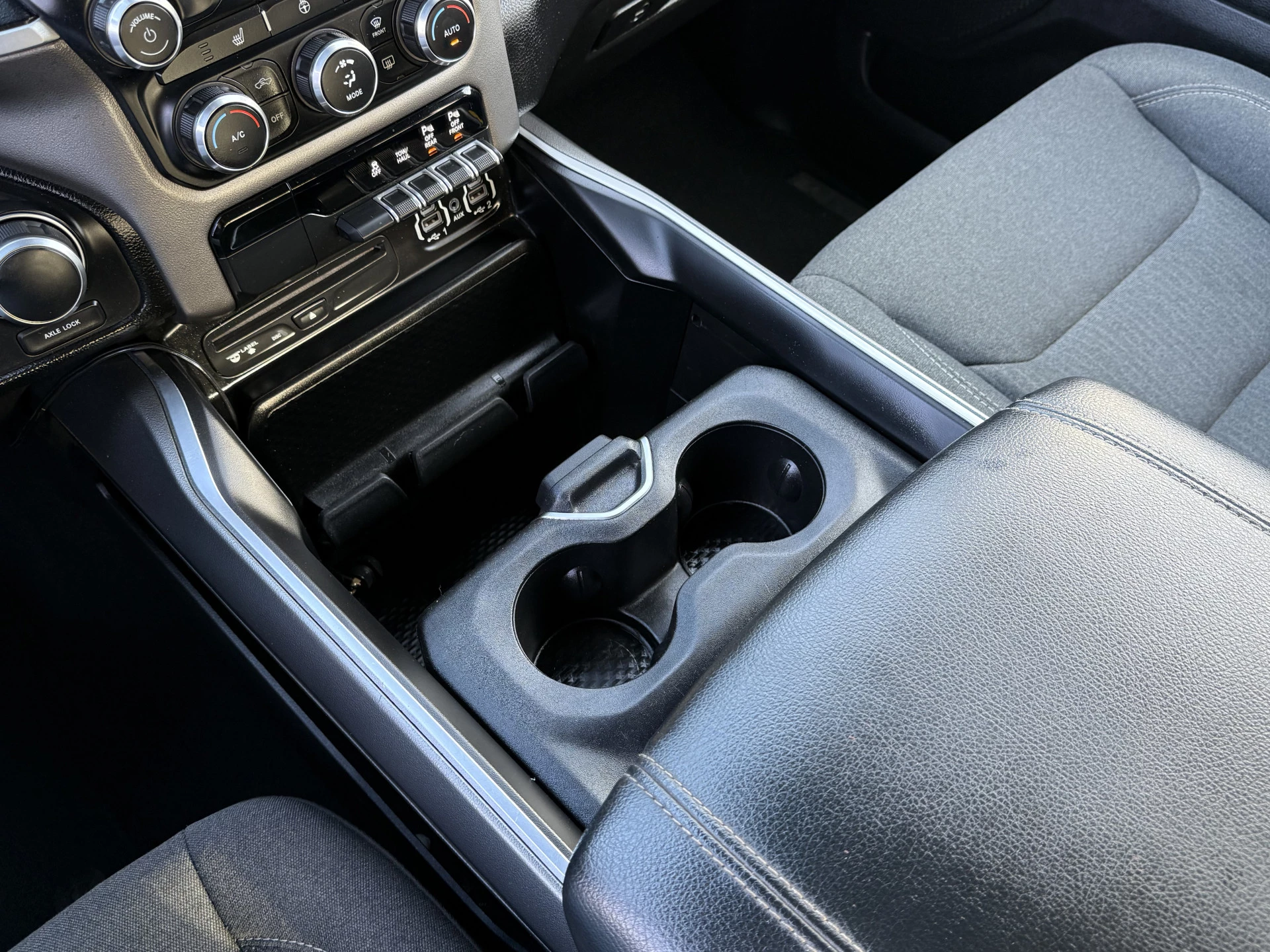 Dodge Ram 1500 2018 - 5.7 V8 4x4 BIG HORN / CREW CAB / LPG-G3 / NL AUTO / PANO / CAMERA / 3.5T TREKHAAK / GORILLA EXHAUST zdjęcie 21