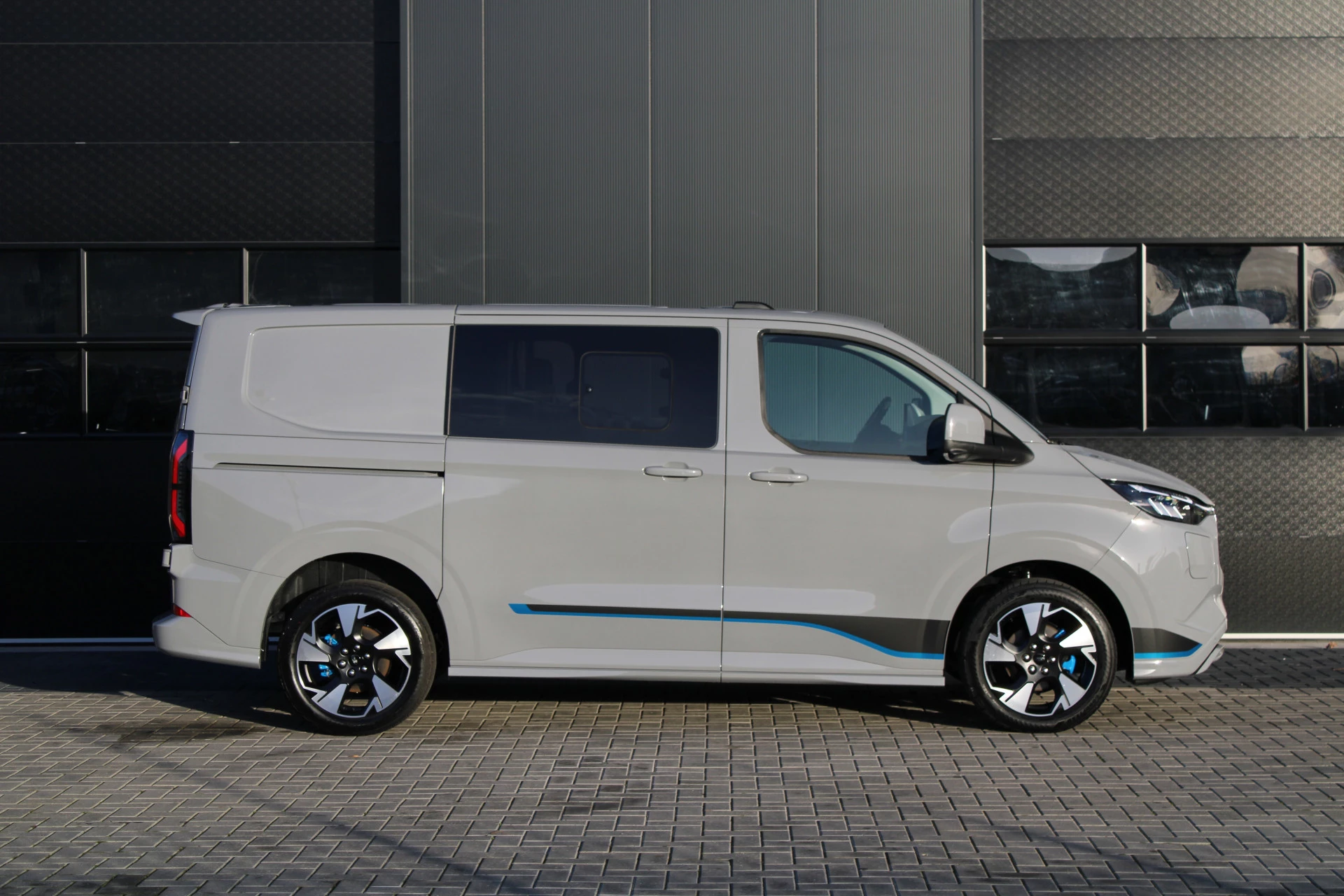 Ford Transit Custom 2025 - 320 2.5 PHEV L1H1 Sport DC 232pk - 2x Schuif - 360 Camera - ACC - Keyless - Stoel/Stuurverwarming - Blindspot - Incl BPM - Rijklaar zdjęcie 4