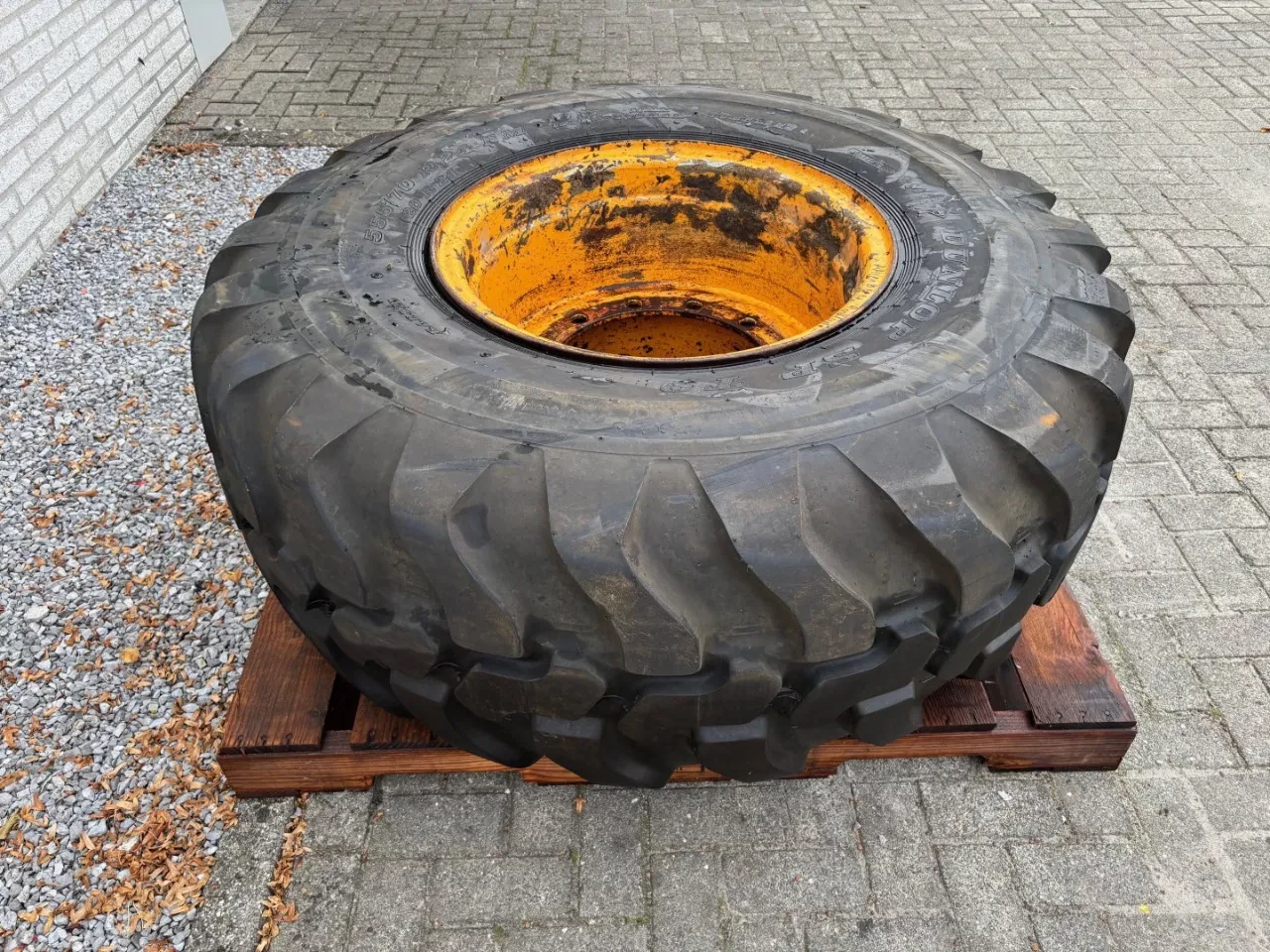 Dunlop - Used 555/70R24 EM Dunlop wheel for Ahlmann wheelloader obrázek 10