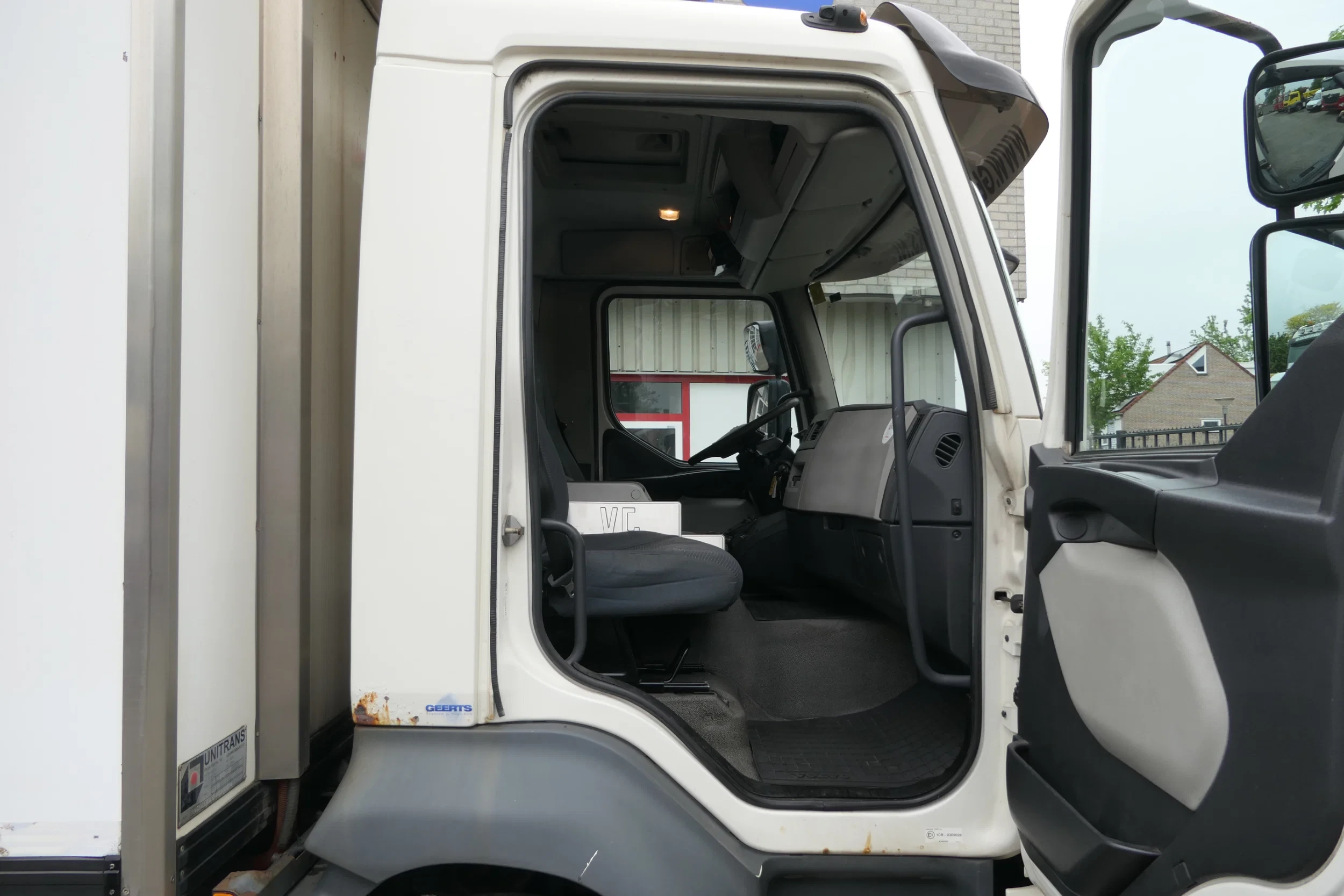 Volvo 240 2013 - FL | Carrier SUPRA 950Mt / Bi-temp | 3 Compartments | 582187Km | 2013 | 12Ton | 6 Cylinder | Dhollandia 1500Kg | TUV/MOT/APK 08-2026 | Luxembourg Truck afbeelding 48